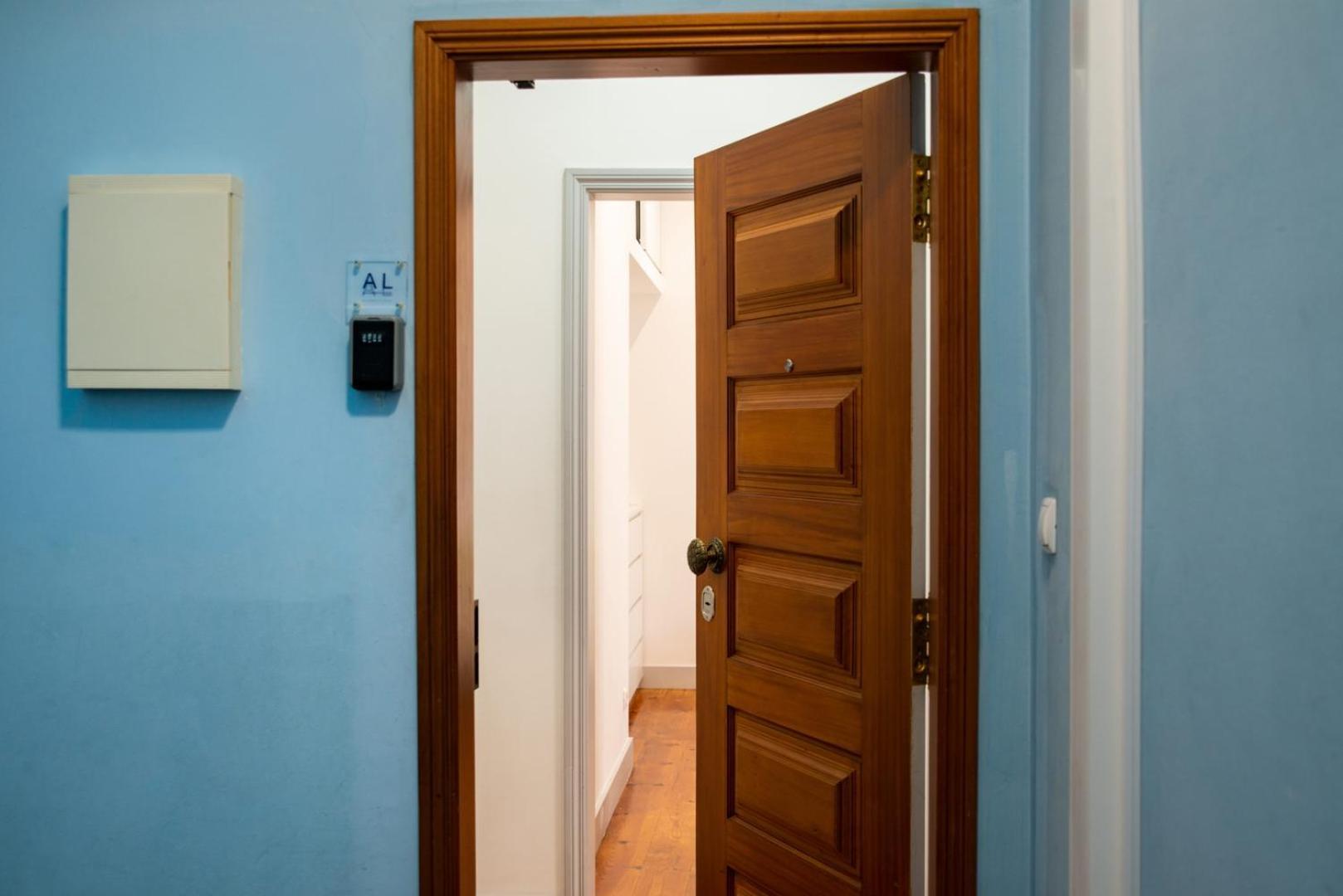 Old Style Fully Renewed And Spacious 3-bed Lissabon